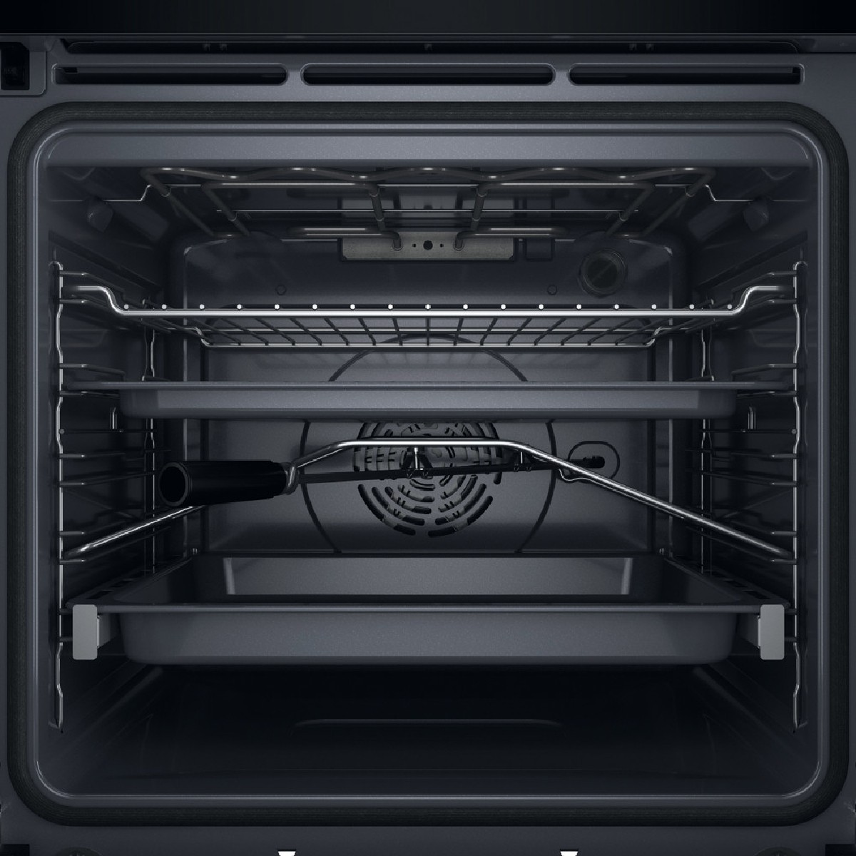Vista interna di un forno scuro con tre griglie e due teglie.