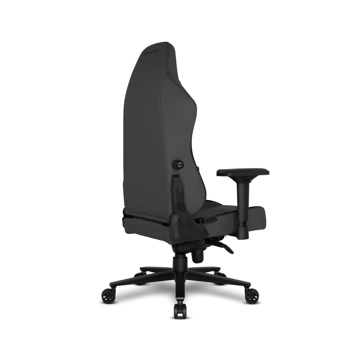Una sedia da gaming nera con schienale alto e braccioli è mostrata su sfondo bianco.