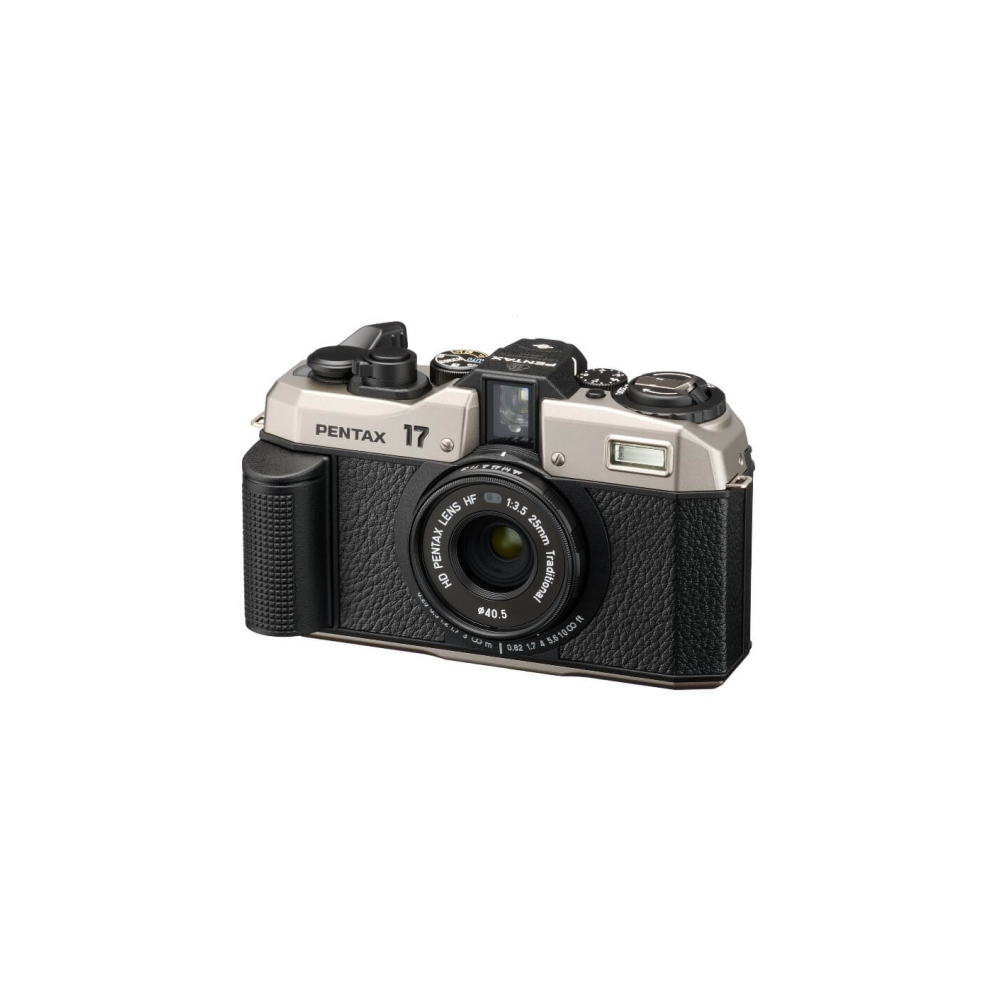 Een zilverkleurige en zwarte Pentax 17 camera met lens en flitser.