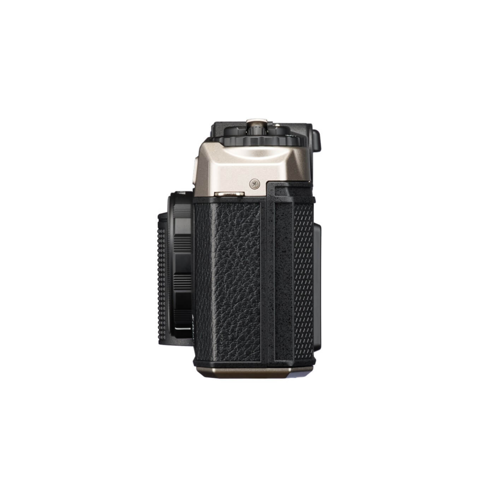Een zilveren en zwarte camera met leren grip, van de zijkant bekeken.