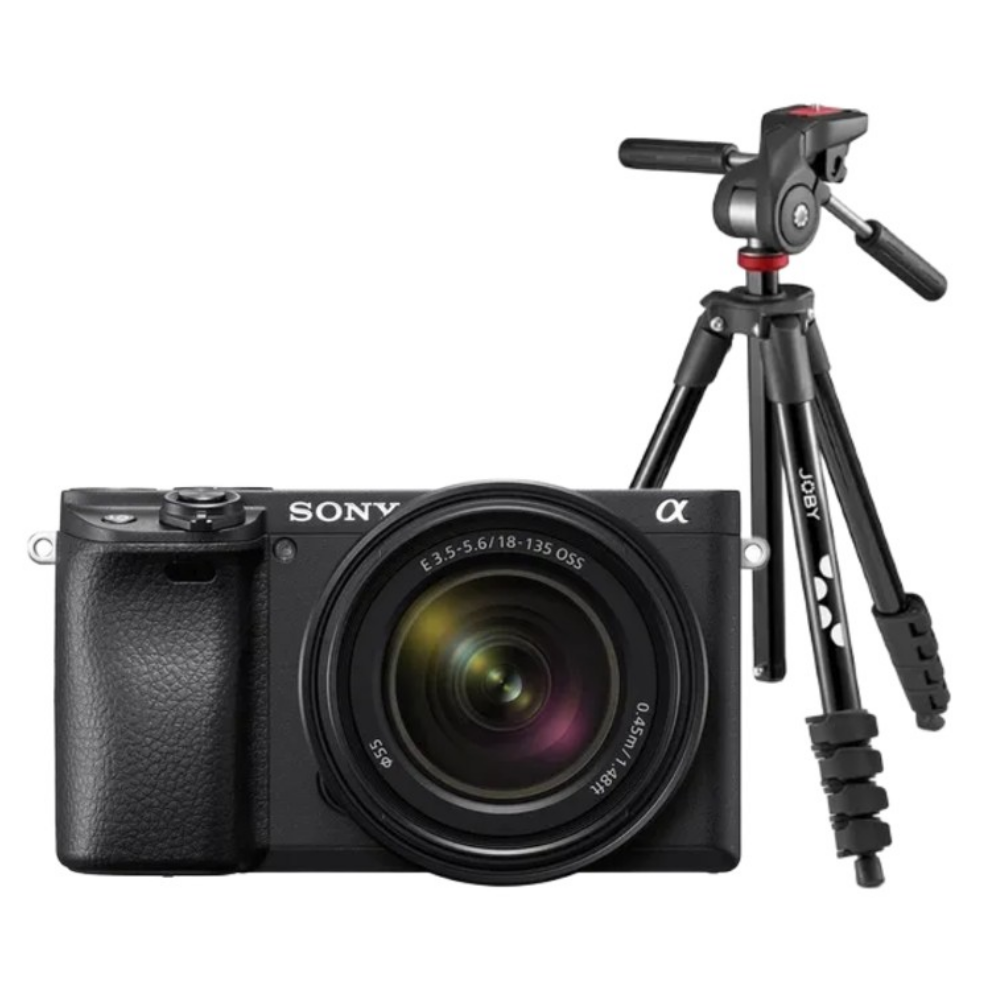 Een zwarte Sony camera met lens en een klein zwart statief ernaast.