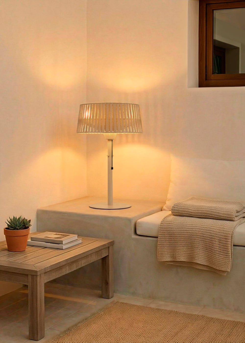Una lámpara moderna ilumina un rincón acogedor con una planta pequeña y libros en una mesa de madera.