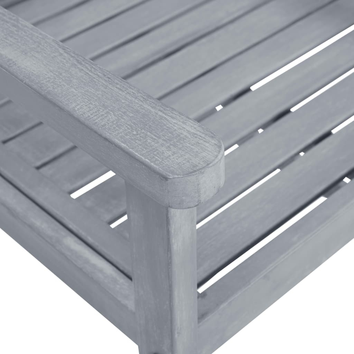 Nahaufnahme einer grauen Holzstuhl-Armlehne und Latten, die Textur zeigen.