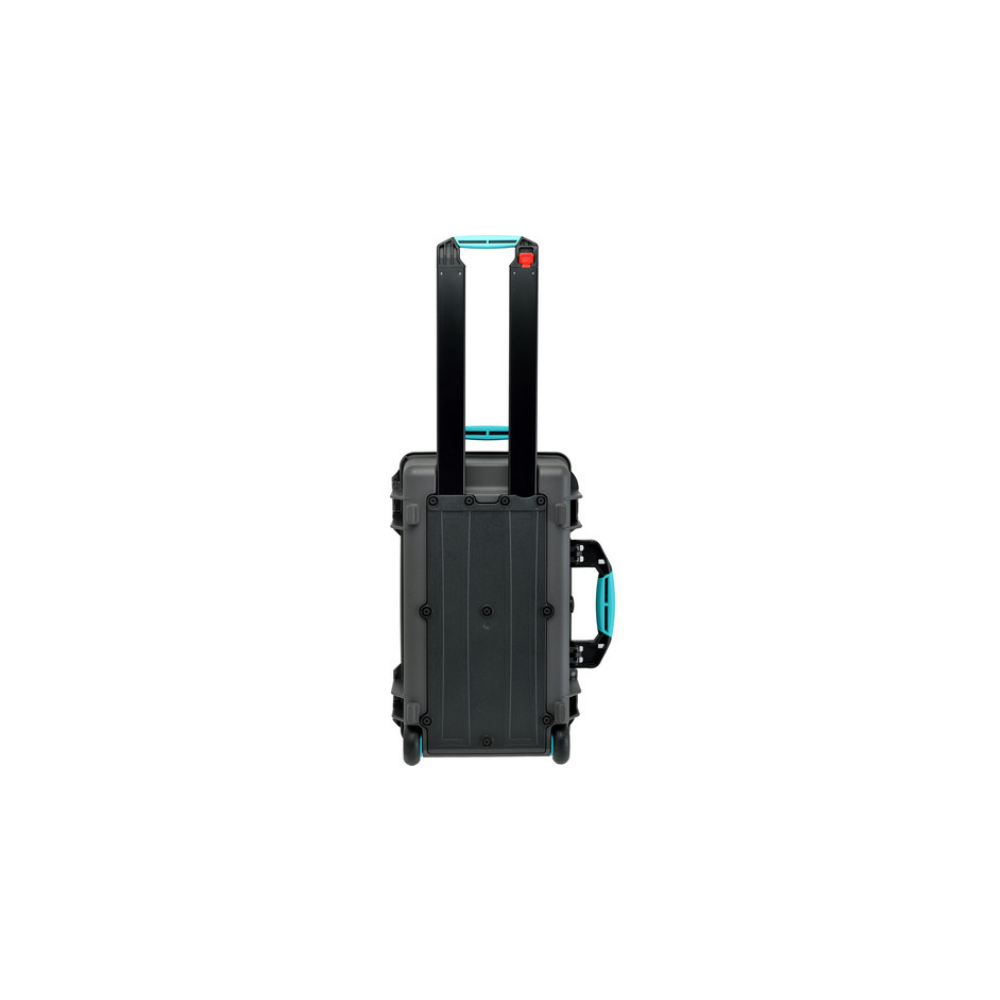 Een zwarte rolkoffer met blauw handvat en wielen, op een witte achtergrond.