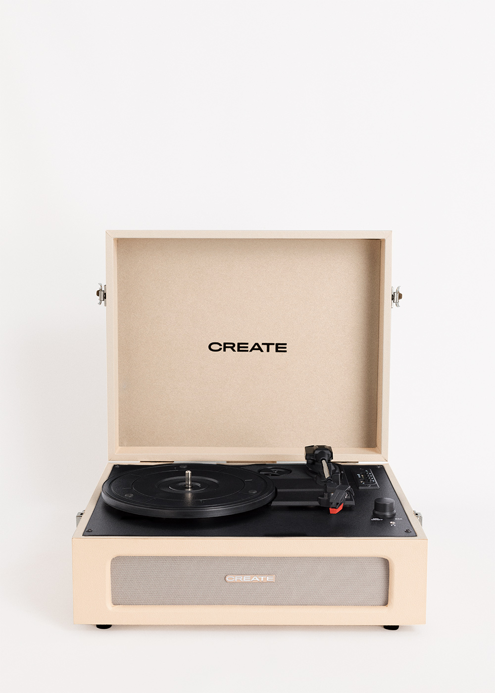 Un tocadiscos beige con la tapa abierta, sobre fondo blanco.
