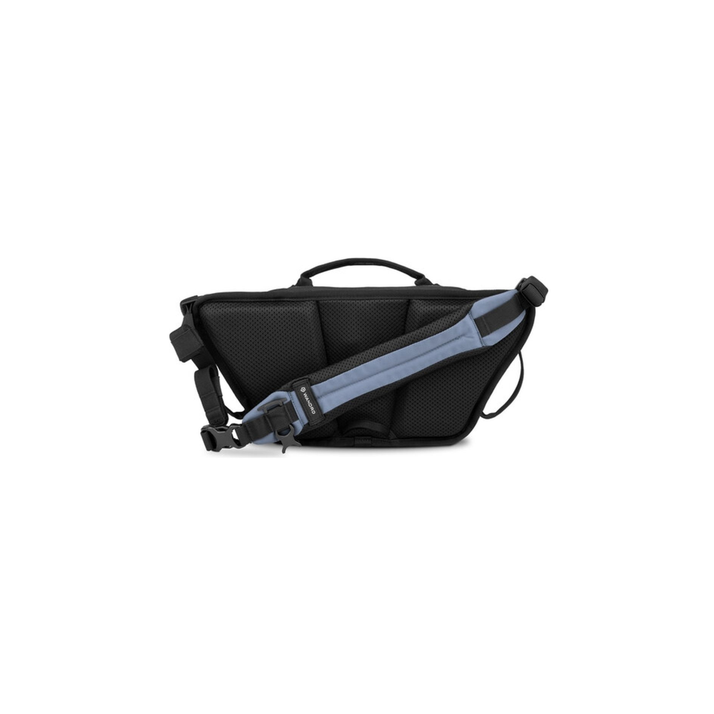 Zwarte tas met gewatteerde rug en blauwe band.