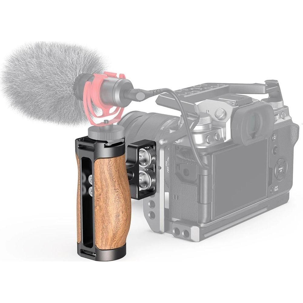Een houten camerahandgreep met een microfoon bevestigd aan een camera.