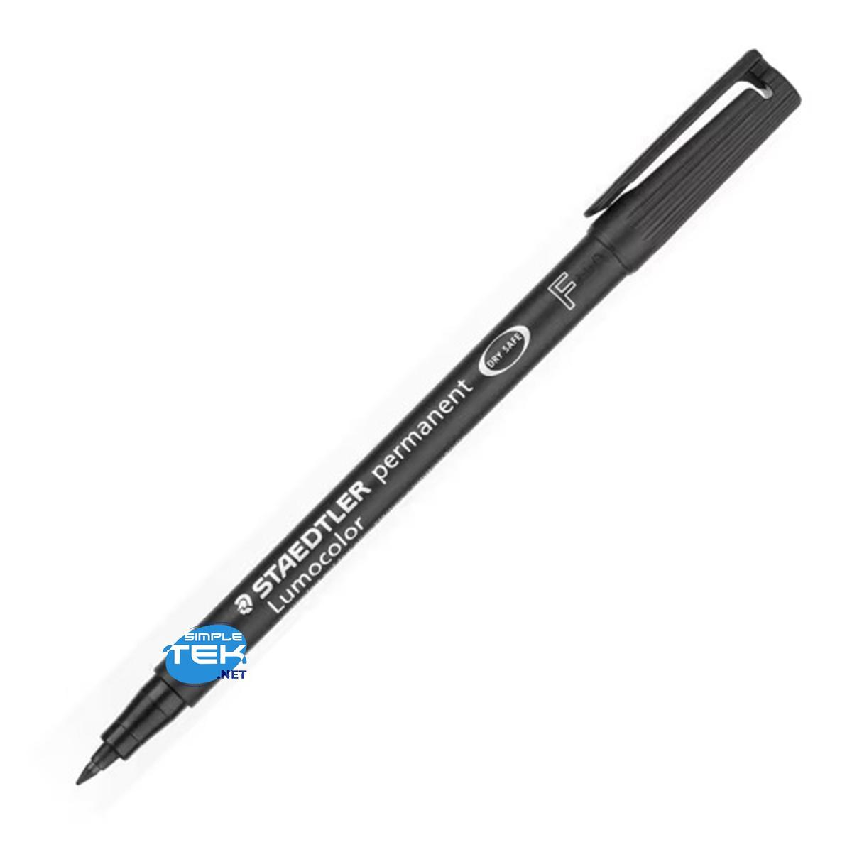 Pennarello nero Staedtler permanente Lumocolor con cappuccio, punta F, su sfondo bianco.