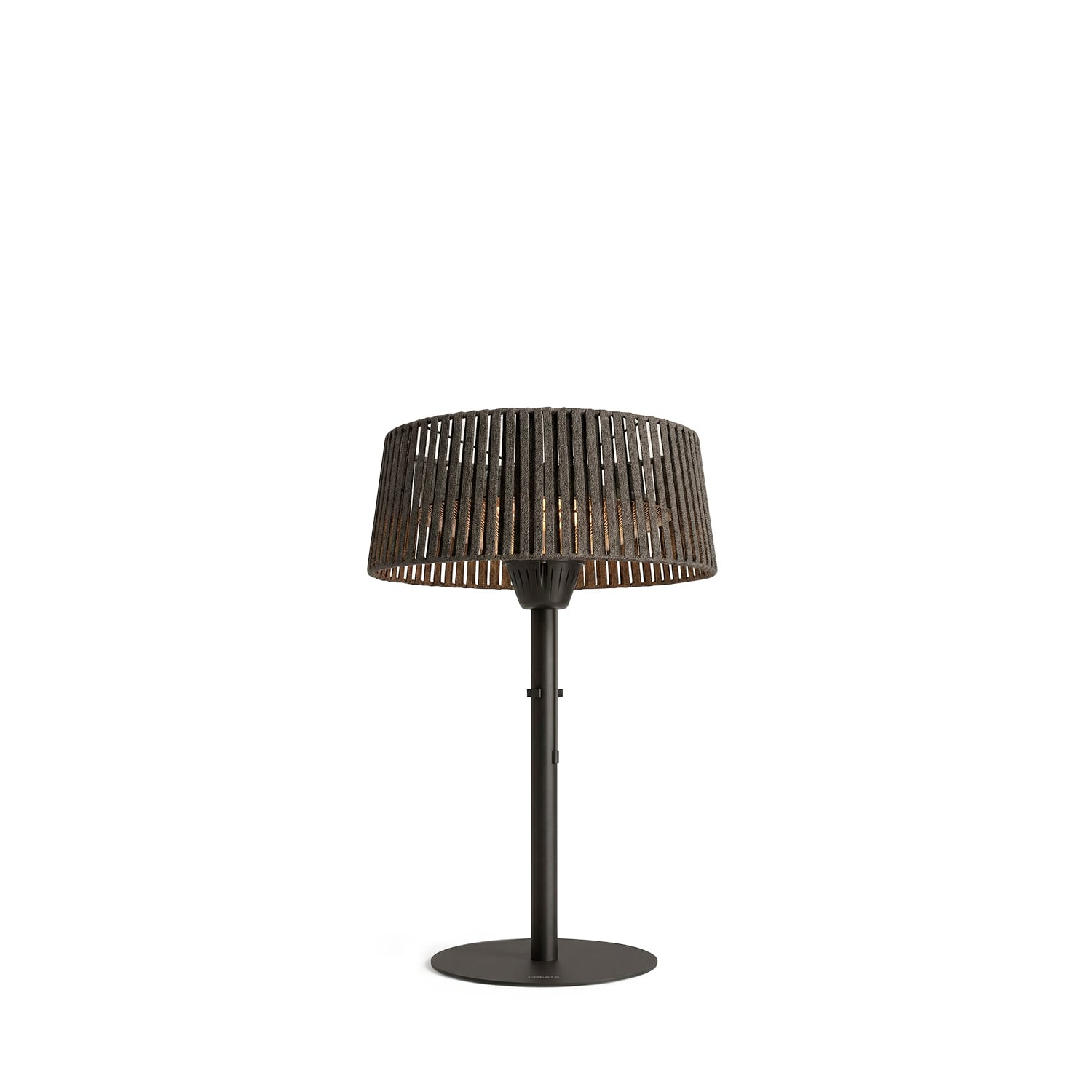 Lámpara de pie oscura con pantalla tejida y base redonda.
