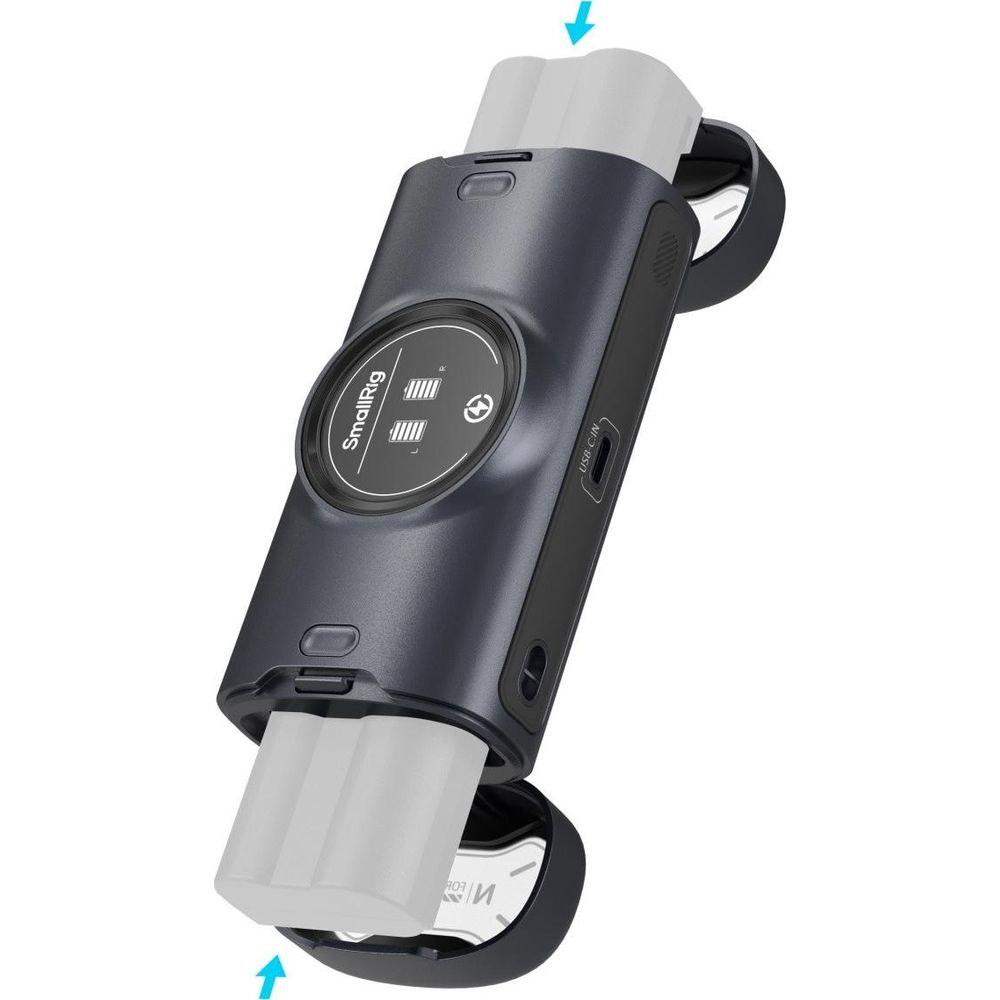 Dunkelgraues SmallRig Powerbank mit zwei eingesetzten Batterien, Ladeanzeigen sichtbar.