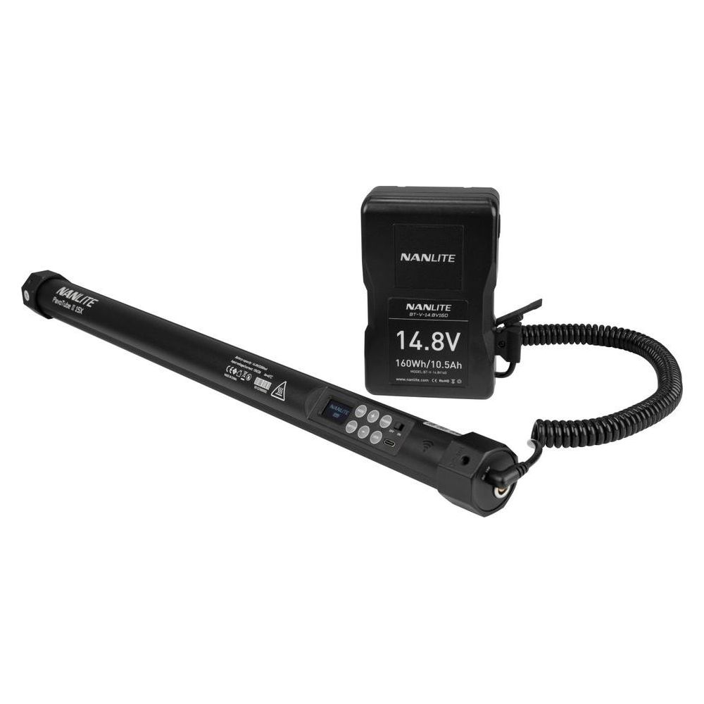 Zwarte Nanlite buislamp en batterijpakket met spiraalkabel. Tekst op items.