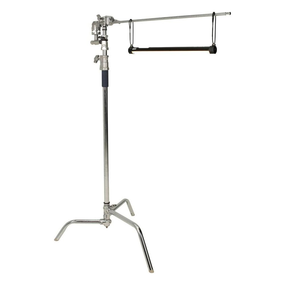 Een metalen C-stand met een slanke lamp eraan.