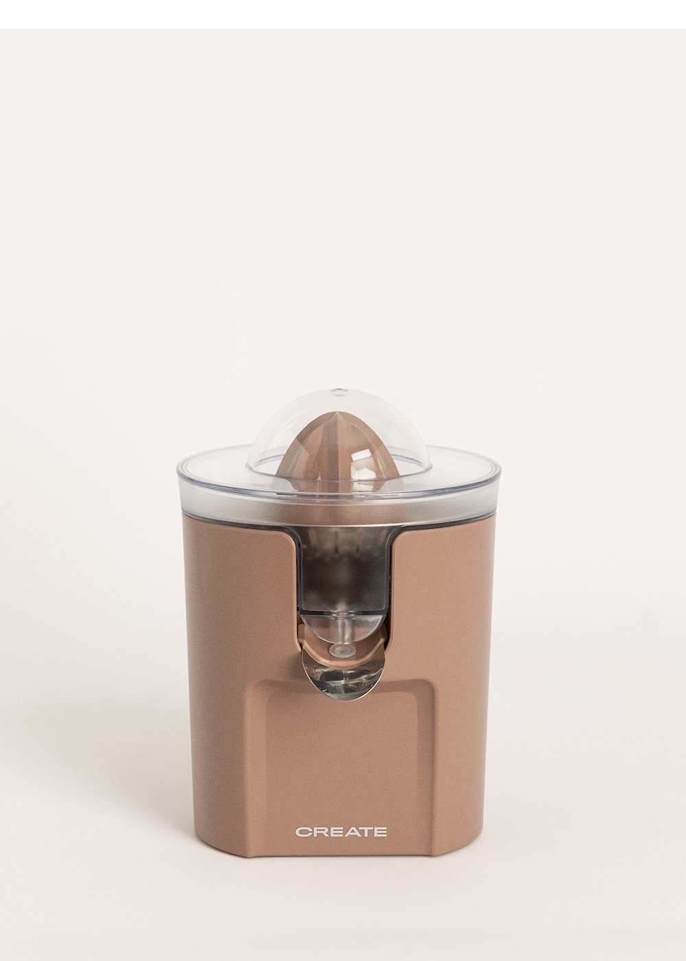 Un exprimidor cítrico eléctrico bronce con tapa transparente y boquilla de jugo.