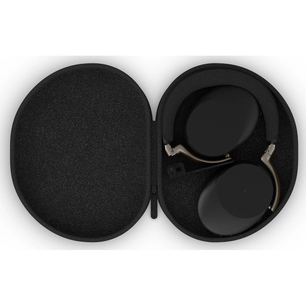 Casque noir dans un étui noir, oreillettes fermées. Conception à clapet ouvert.