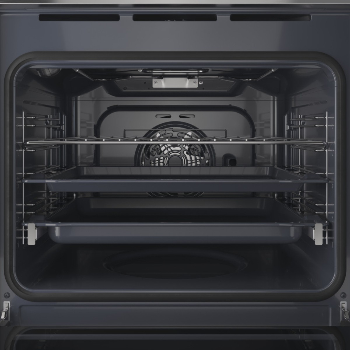 Vista interna di un forno vuoto con due griglie e copertura ventola.