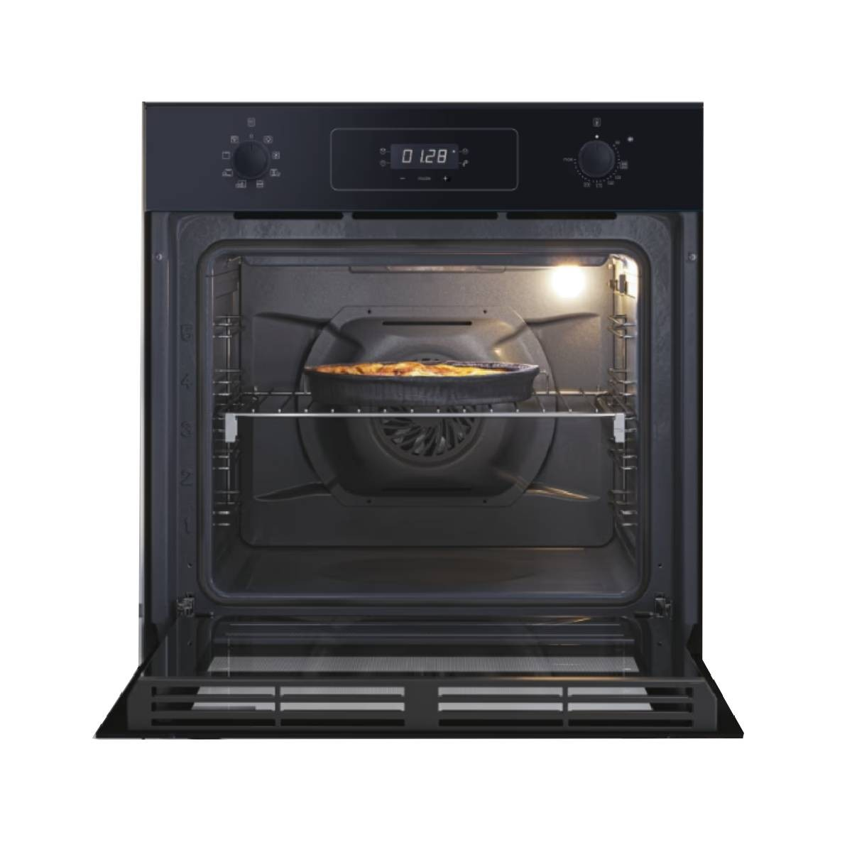 Un forno nero aperto con una torta sulla griglia e interno illuminato.