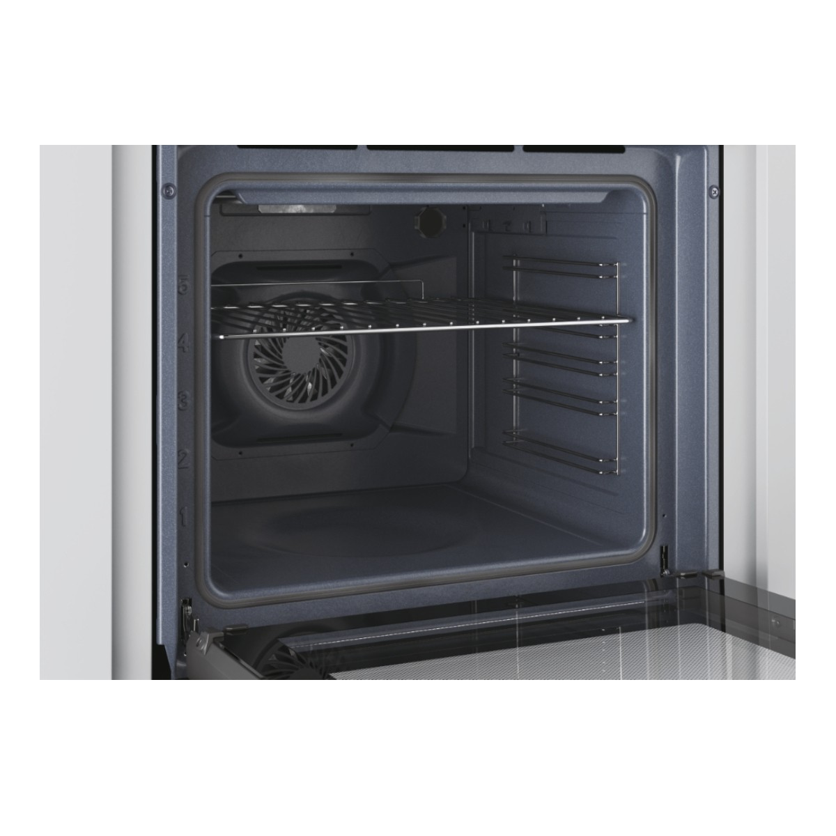 Vista interna di un forno aperto. Presenta ventola, griglie e guide numerate.