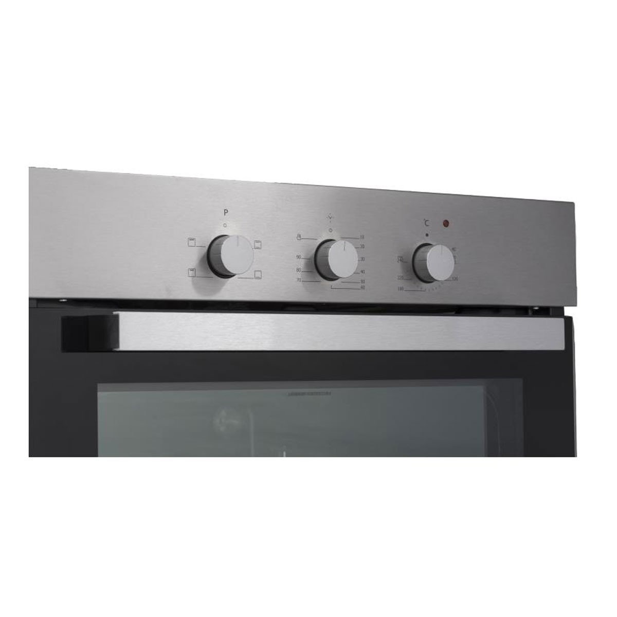 Primo piano di un forno argentato con tre manopole di controllo e porta in vetro.