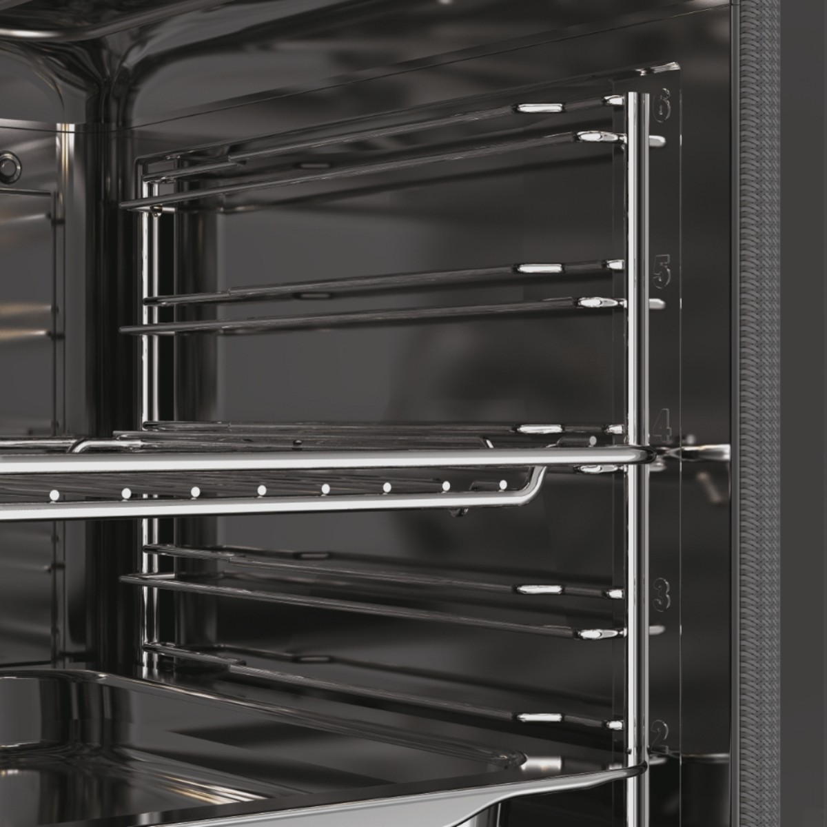 Vista interna di un forno vuoto con più griglie metalliche.