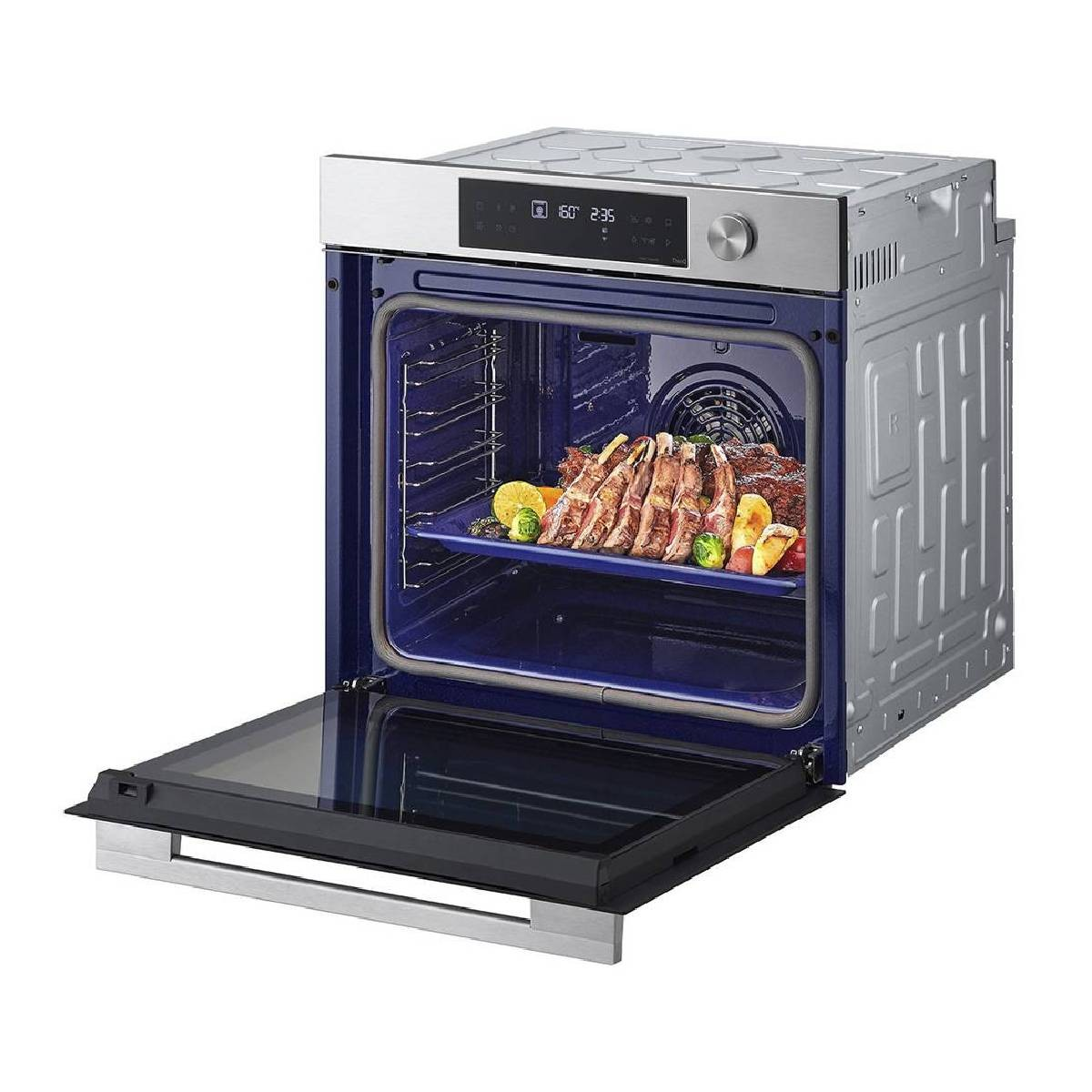 Un forno elettrico aperto con carne e verdure su una griglia.