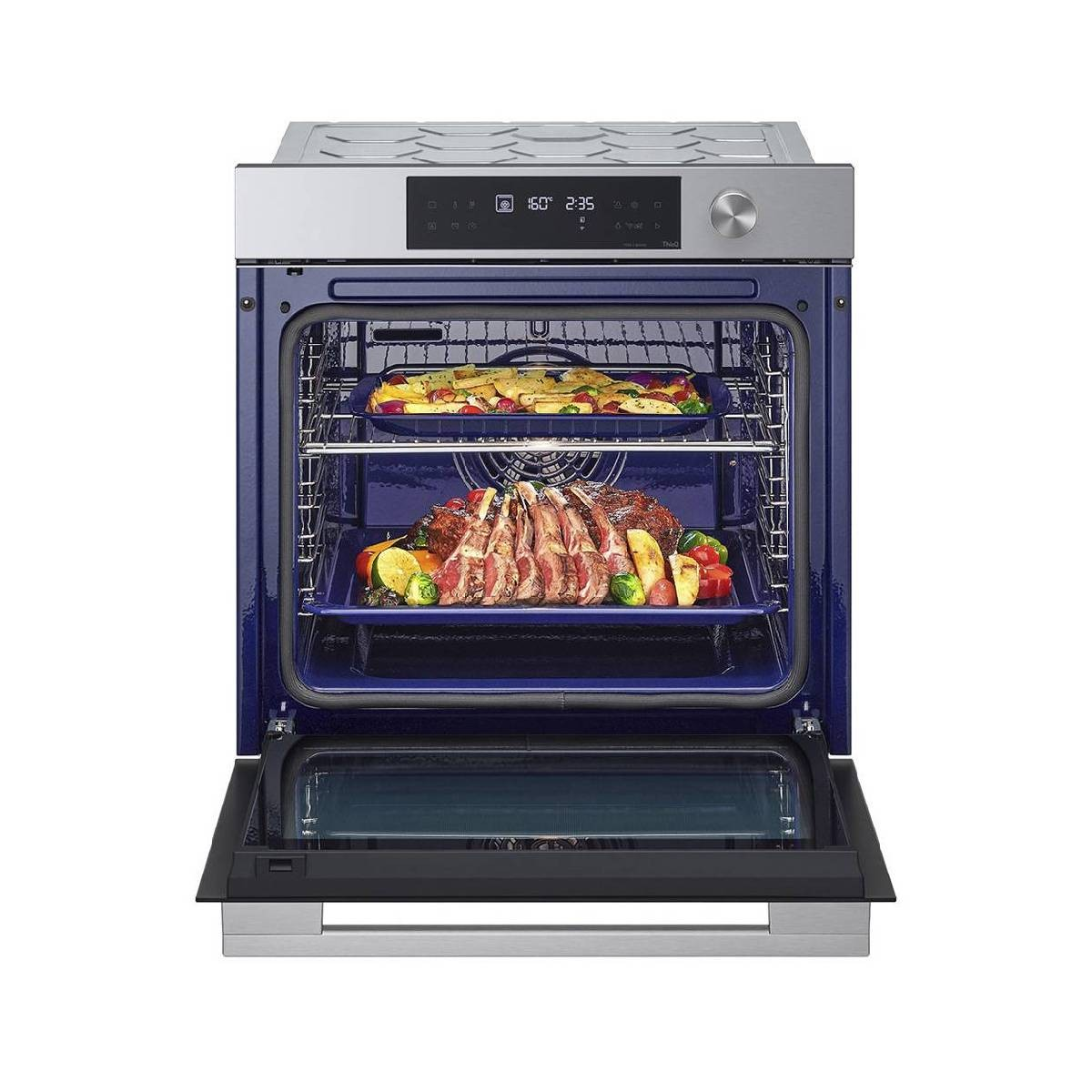 Un forno aperto con due pietanze: costolette d'agnello e sformato. Interno blu.
