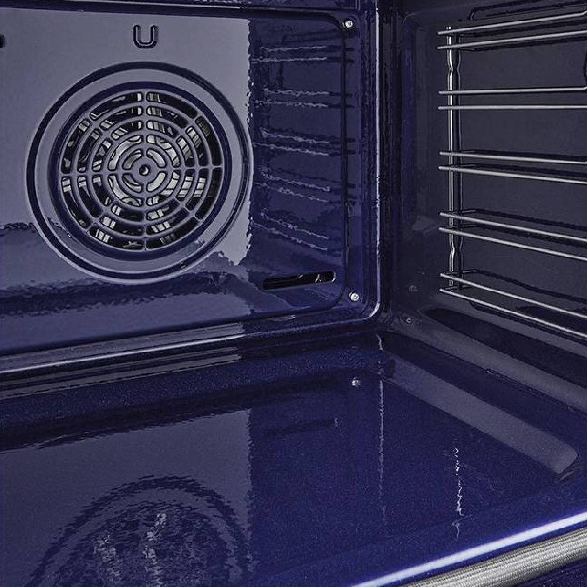 Interno di un forno blu con ventola e guide per griglia.