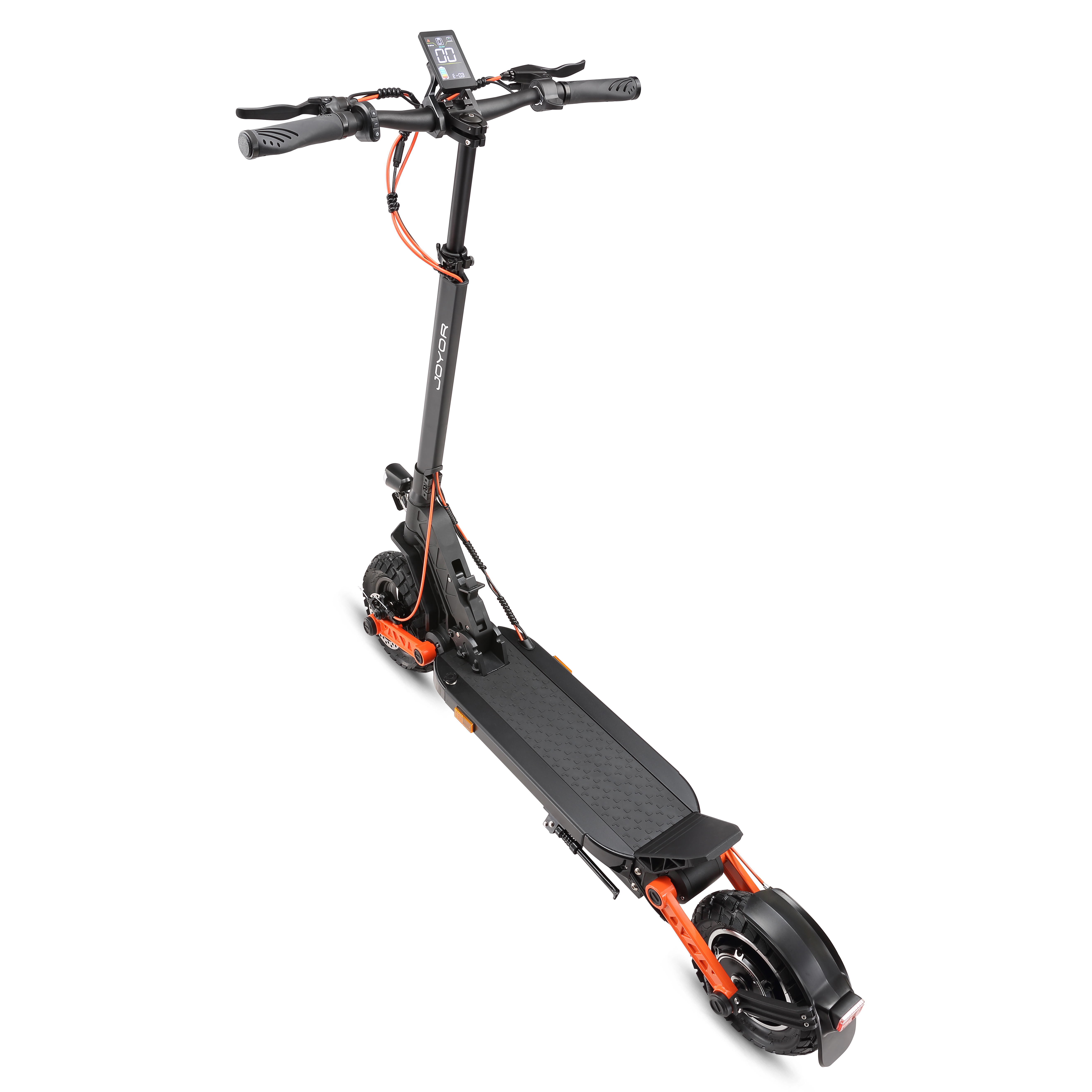 Ein schwarzer Elektroroller mit orangefarbenen Akzenten auf weißem Hintergrund.