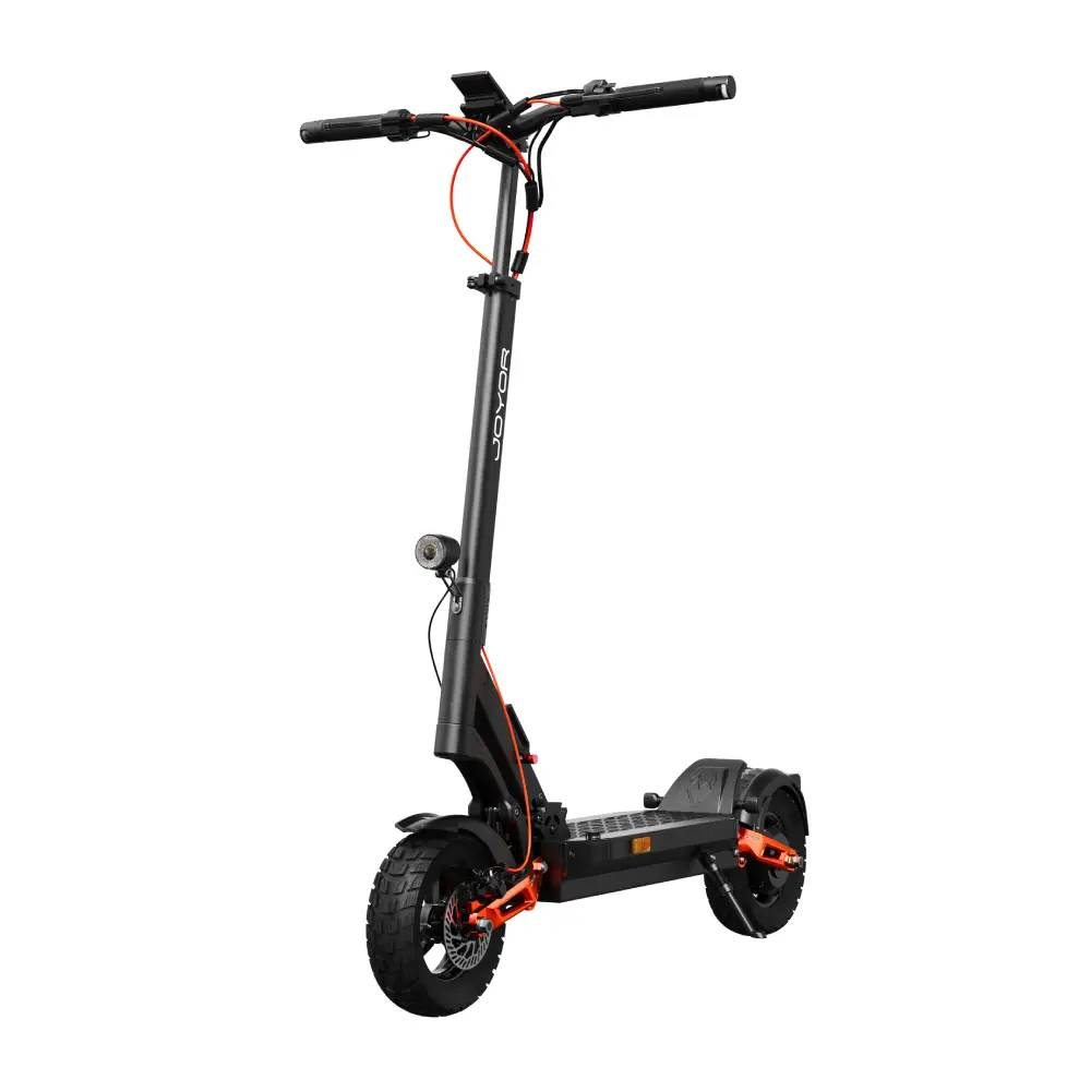 Schwarzer E-Scooter mit orangefarbenen Akzenten und Luftreifen.