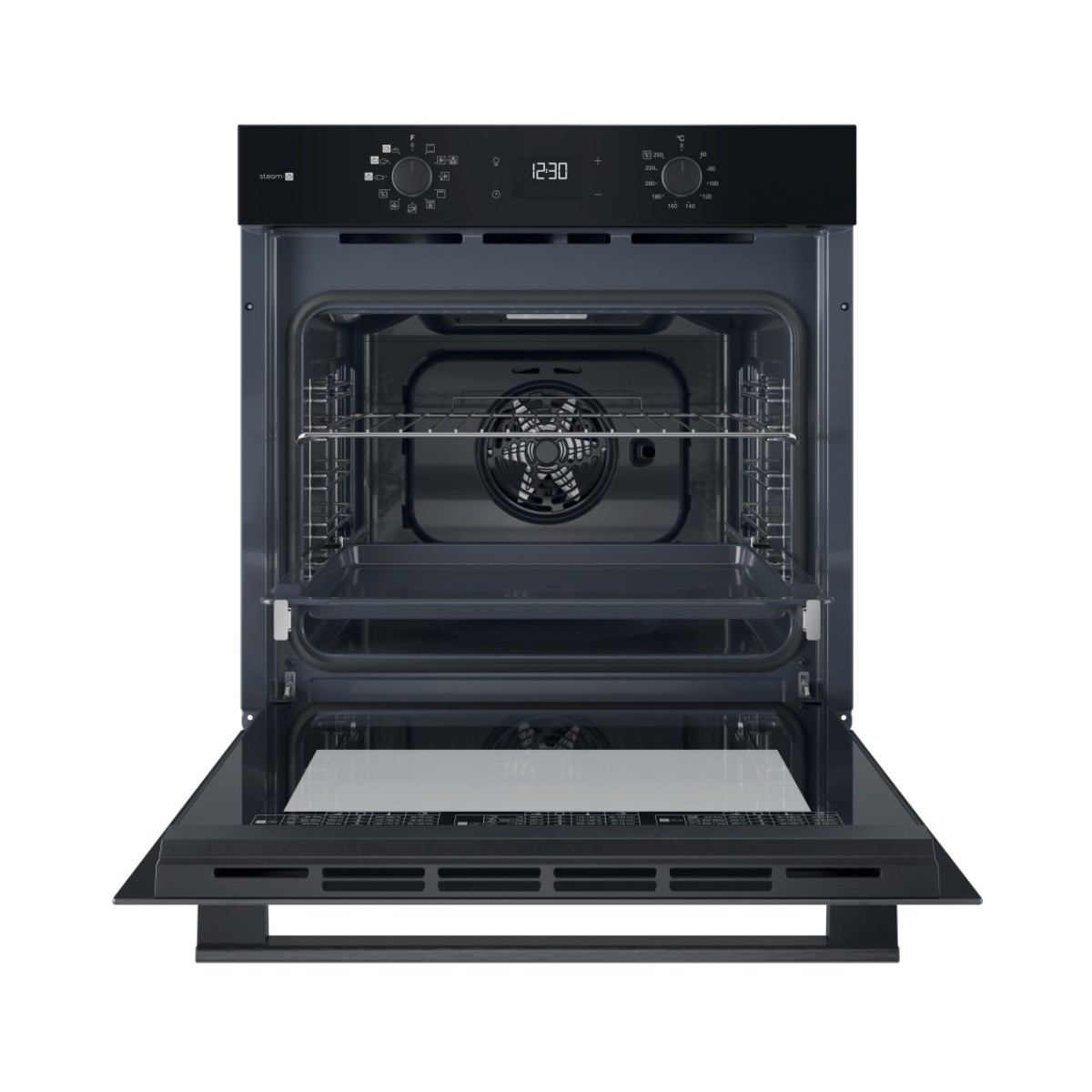 Un moderno forno nero con la porta aperta, che mostra l'interno, la ventola e le griglie.