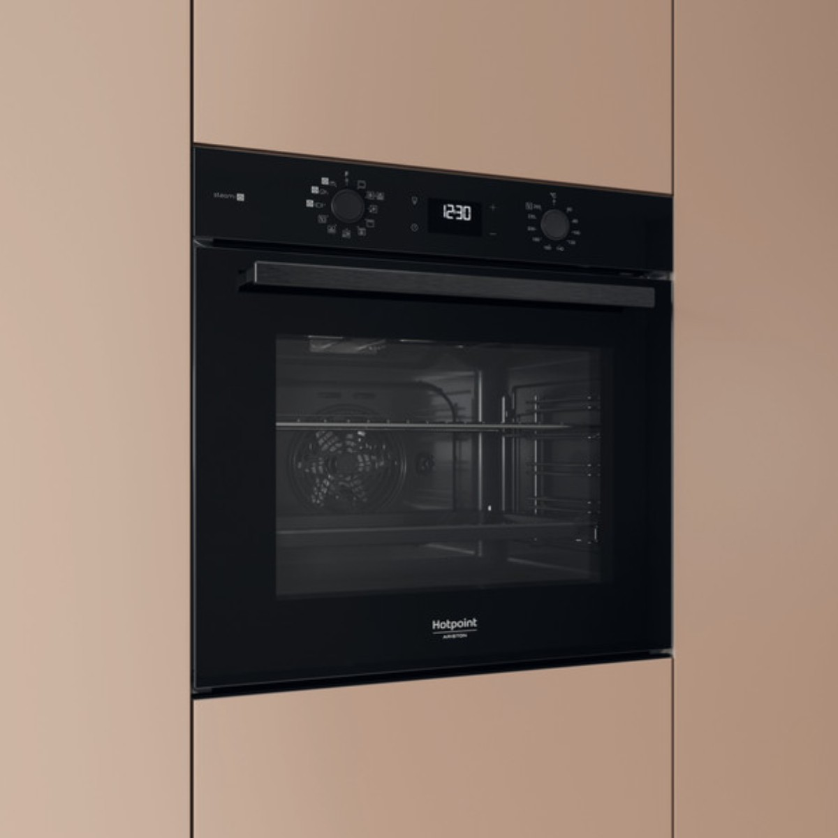 Un moderno forno da incasso nero con orologio digitale e manopole.
