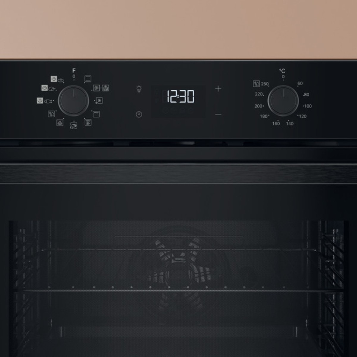 Primo piano del pannello di controllo di un forno con orario 12:30 e manopole.