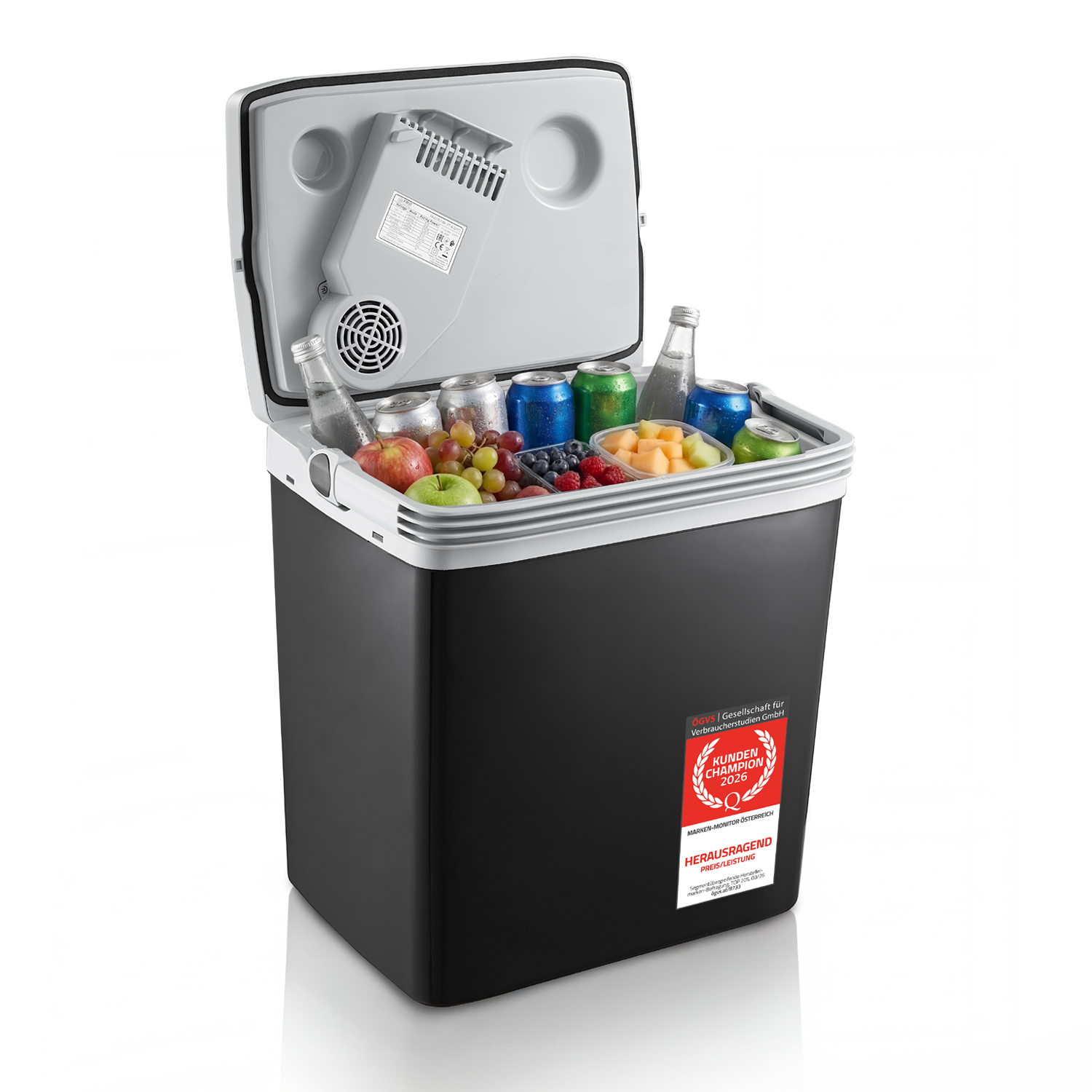 Ein offener schwarzer Kühler mit Obst und Getränken und einem Aufkleber.