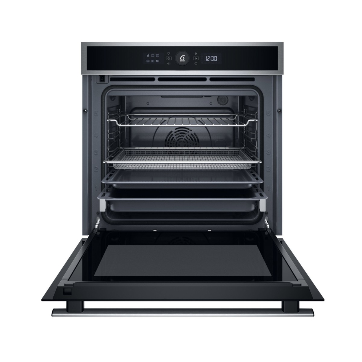 Un forno da incasso moderno con porta aperta, mostra griglie e teglie all'interno.