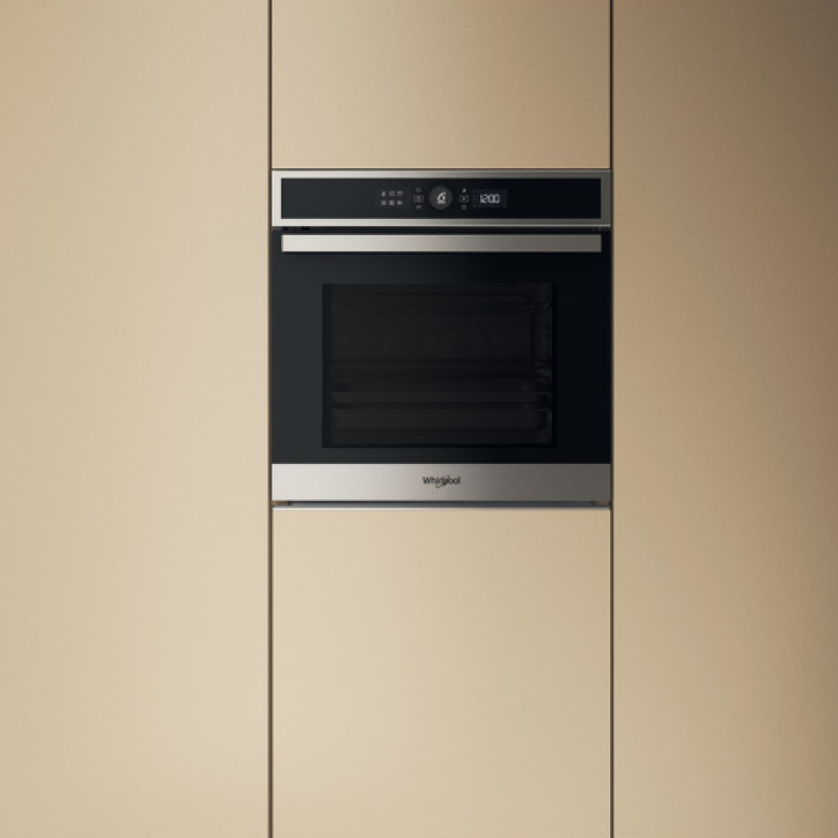 Un forno da incasso moderno con porta nera e display digitale in un mobile da cucina beige.