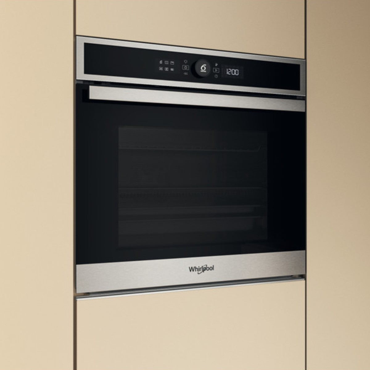 Un forno da incasso moderno con frontale in acciaio inox e porta in vetro nero.
