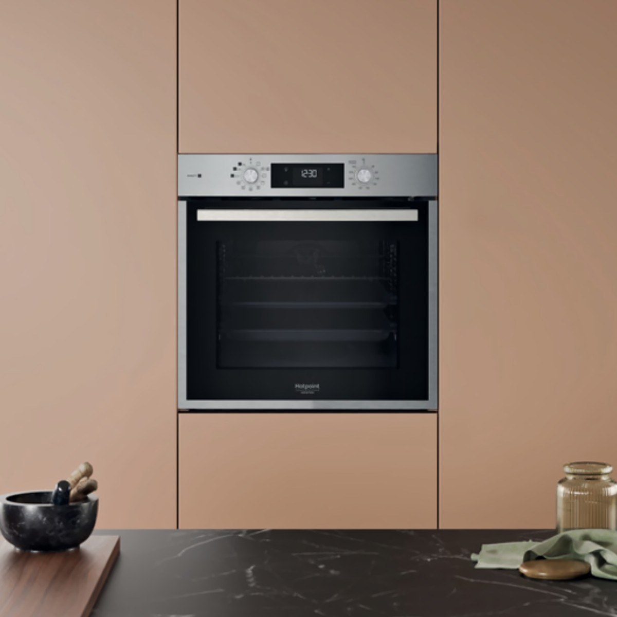 Un forno da incasso moderno con display digitale dell'ora in una cucina neutra.