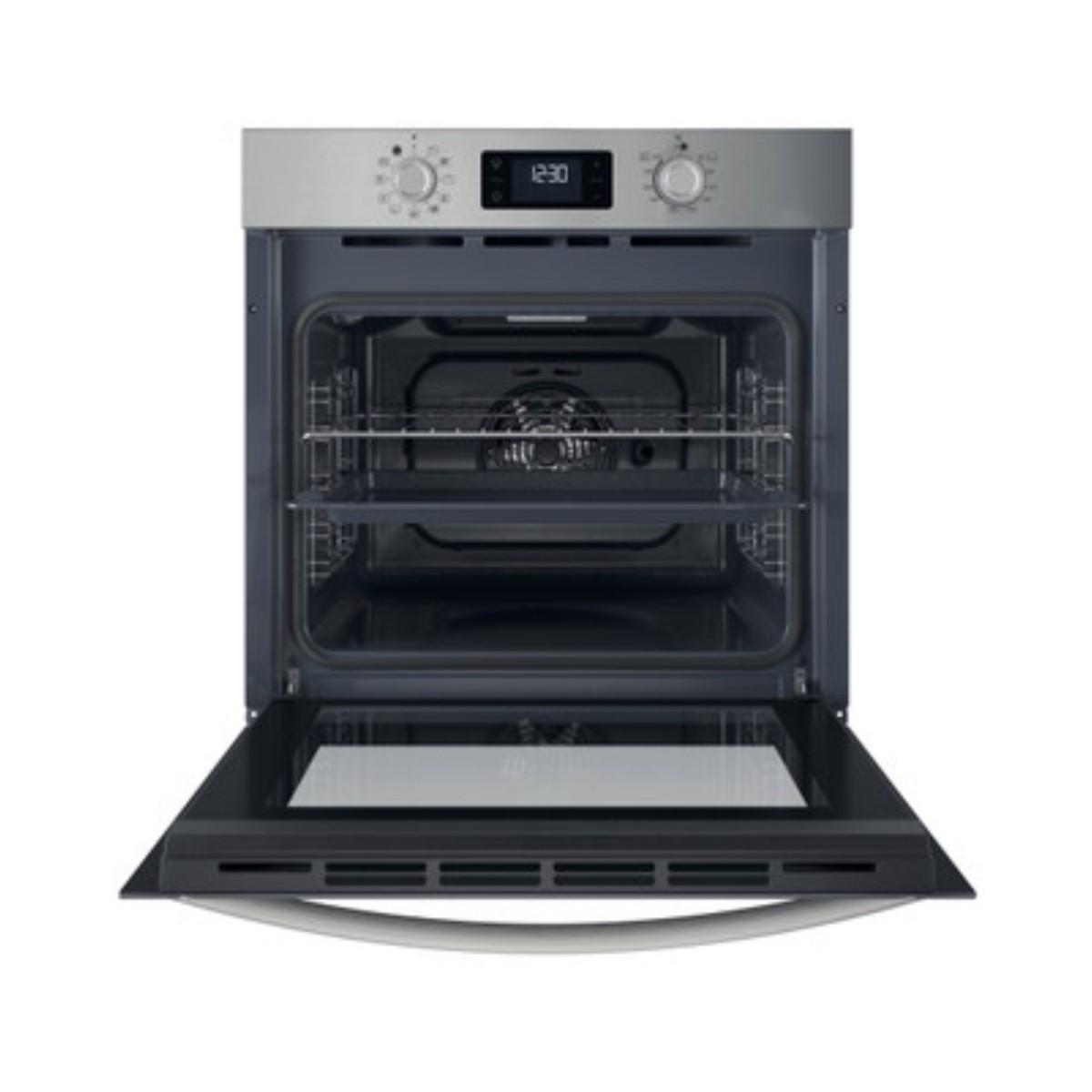 Un forno da incasso in acciaio inox aperto con orologio digitale. Griglie e ventola visibili all'interno.