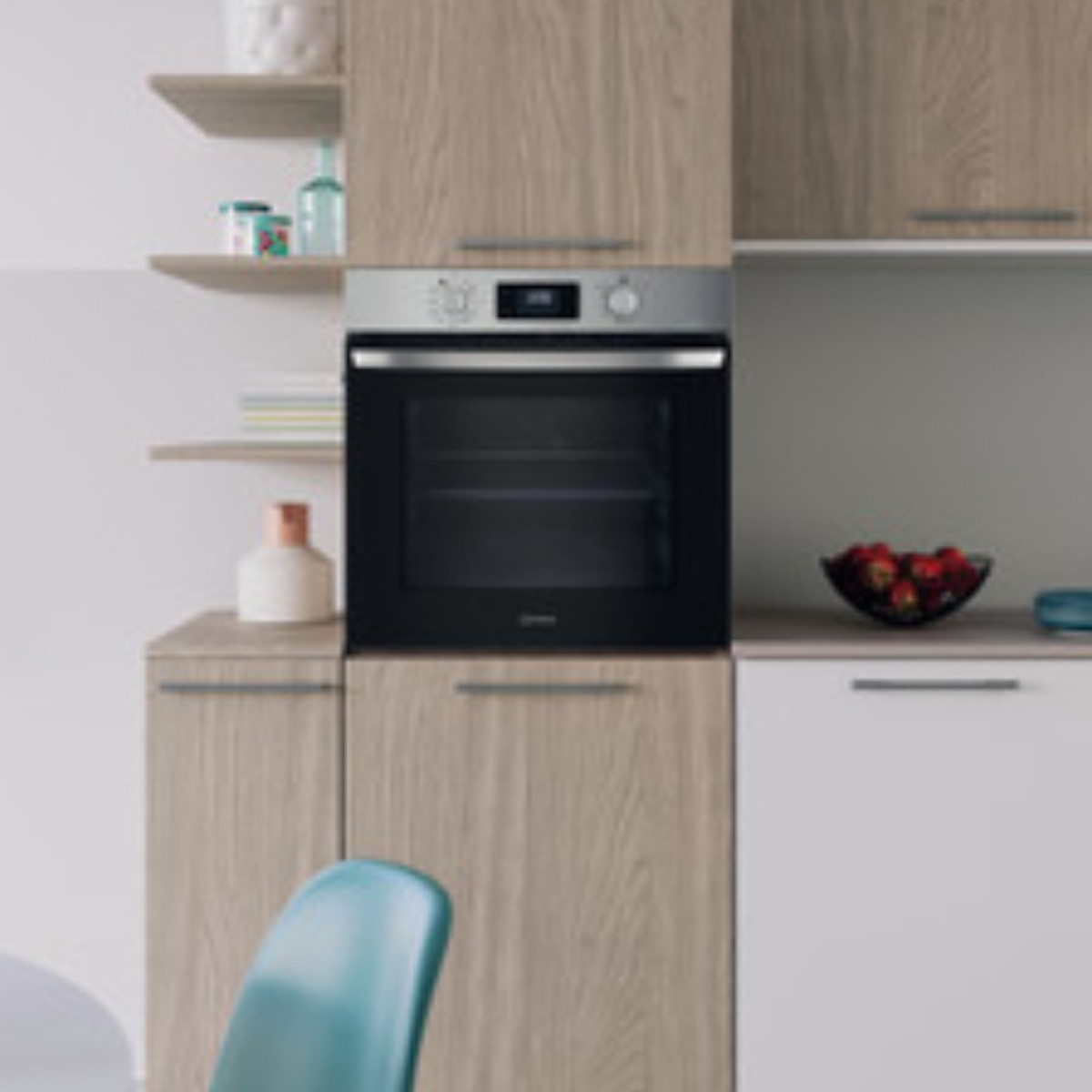 Un moderno forno da cucina in un mobile di legno, accanto a un tavolo e una sedia.