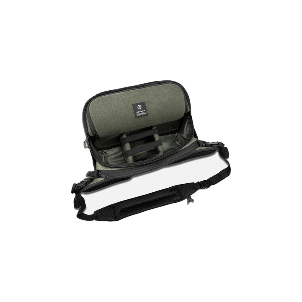 Open zwarte tas met groen interieur en verstelbare riem.