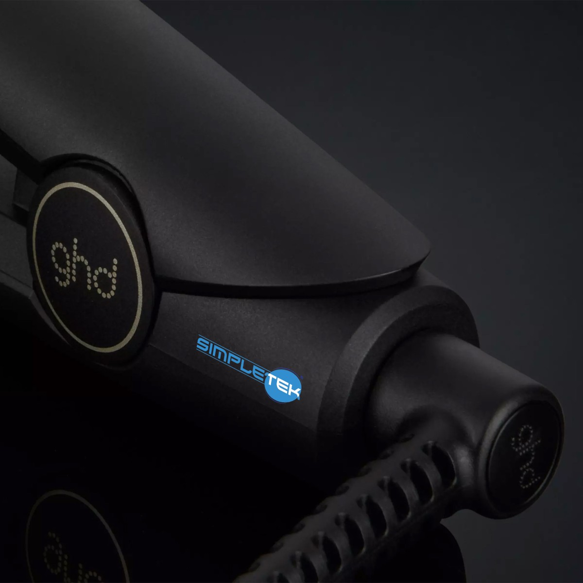 Arricciacapelli nero con logo GHD e marchio SIMPLETEK.