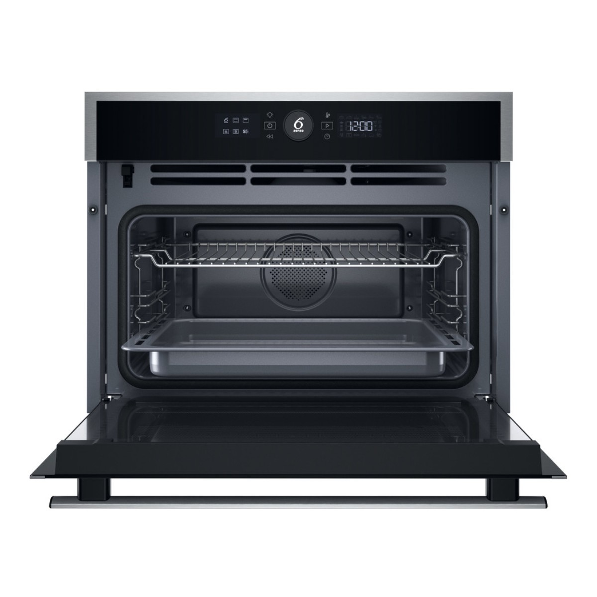 Interno di forno moderno aperto con griglia e teglia, display digitale mostra ora.