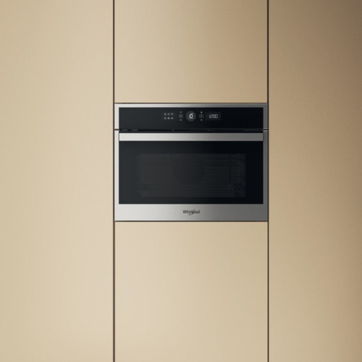 Un forno da incasso moderno con porta nera e cornice in acciaio inox.