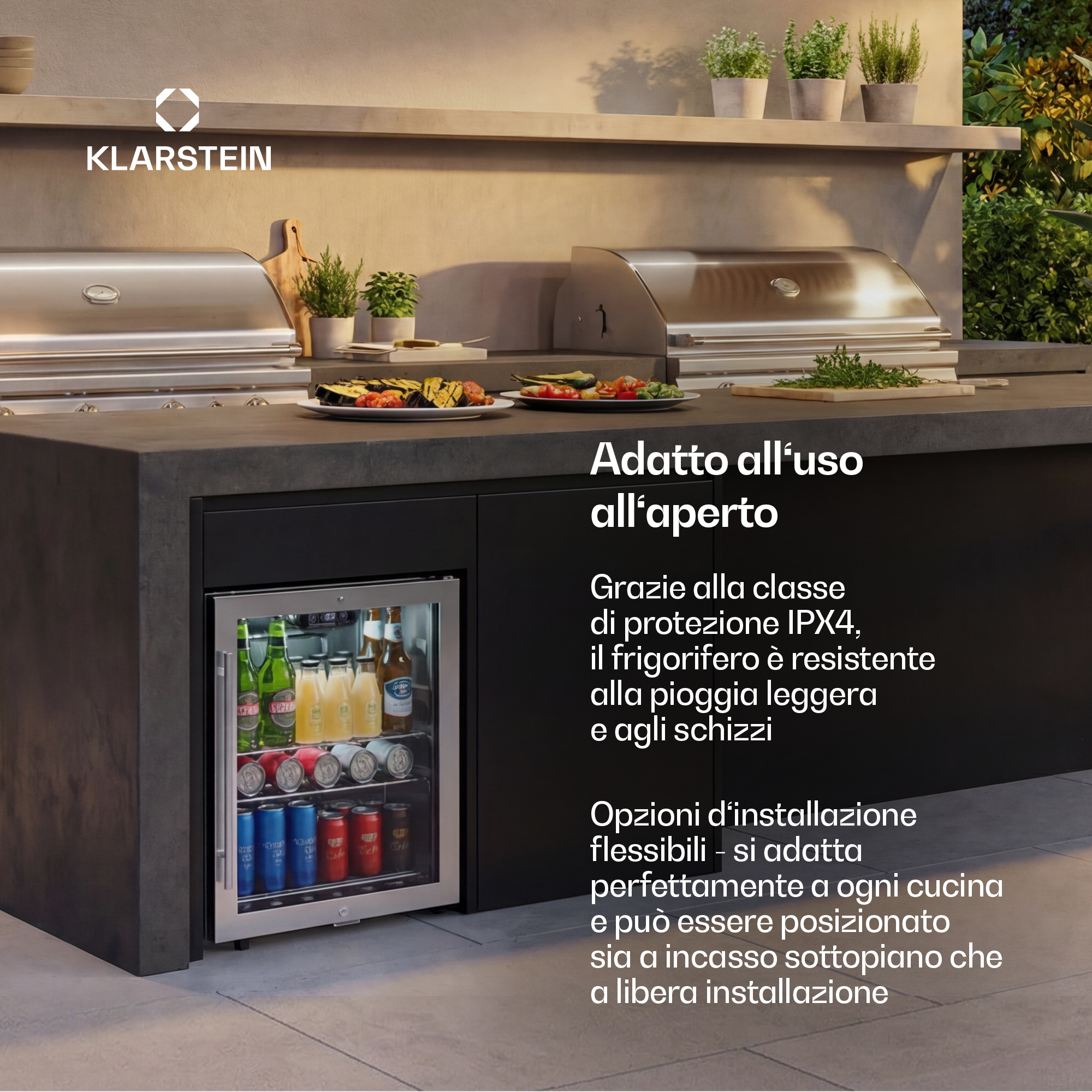 Frigorifero sottotop in cucina esterna con bevande e griglie.