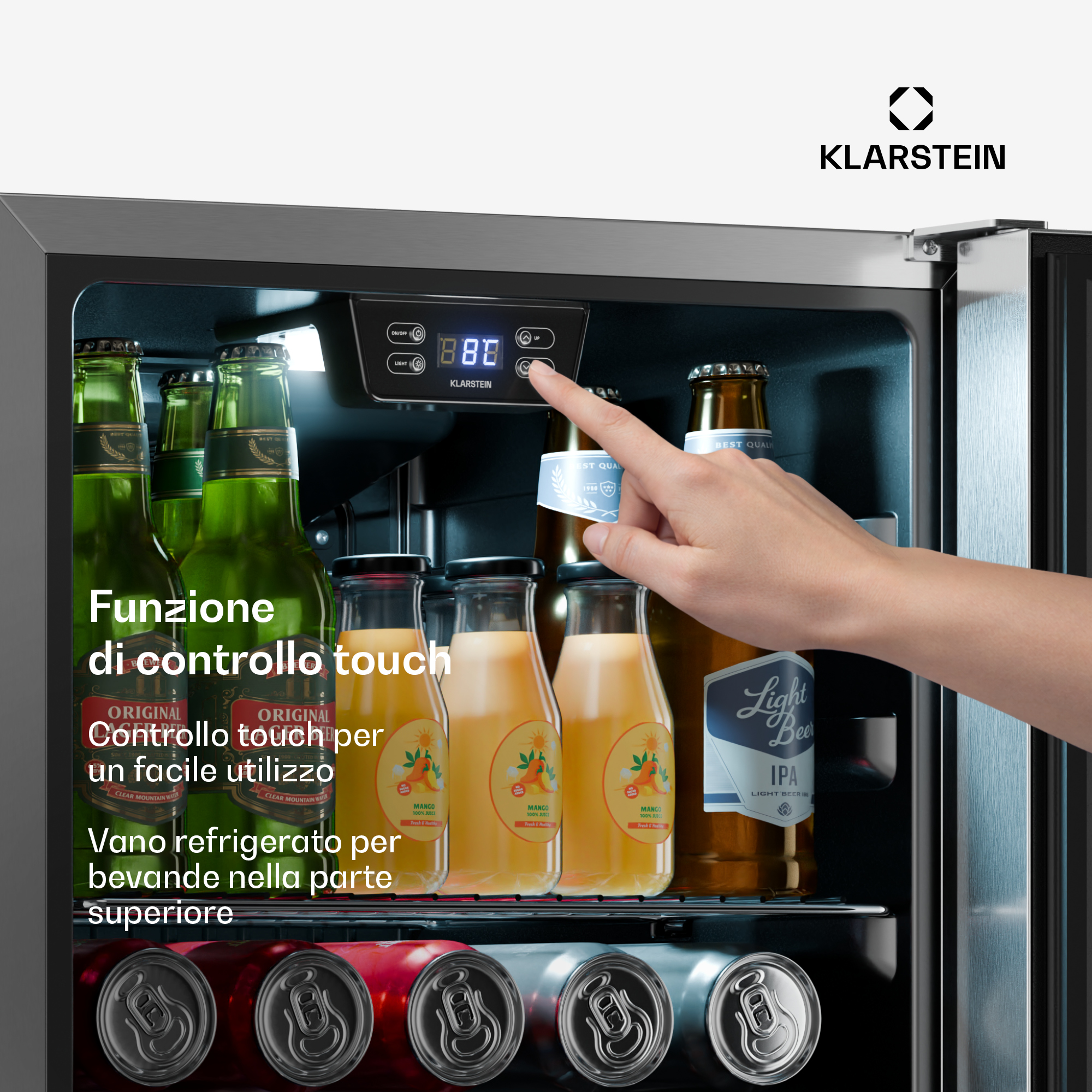 Un dito aziona il pannello touch di un frigorifero aperto con bottiglie e lattine di birra.