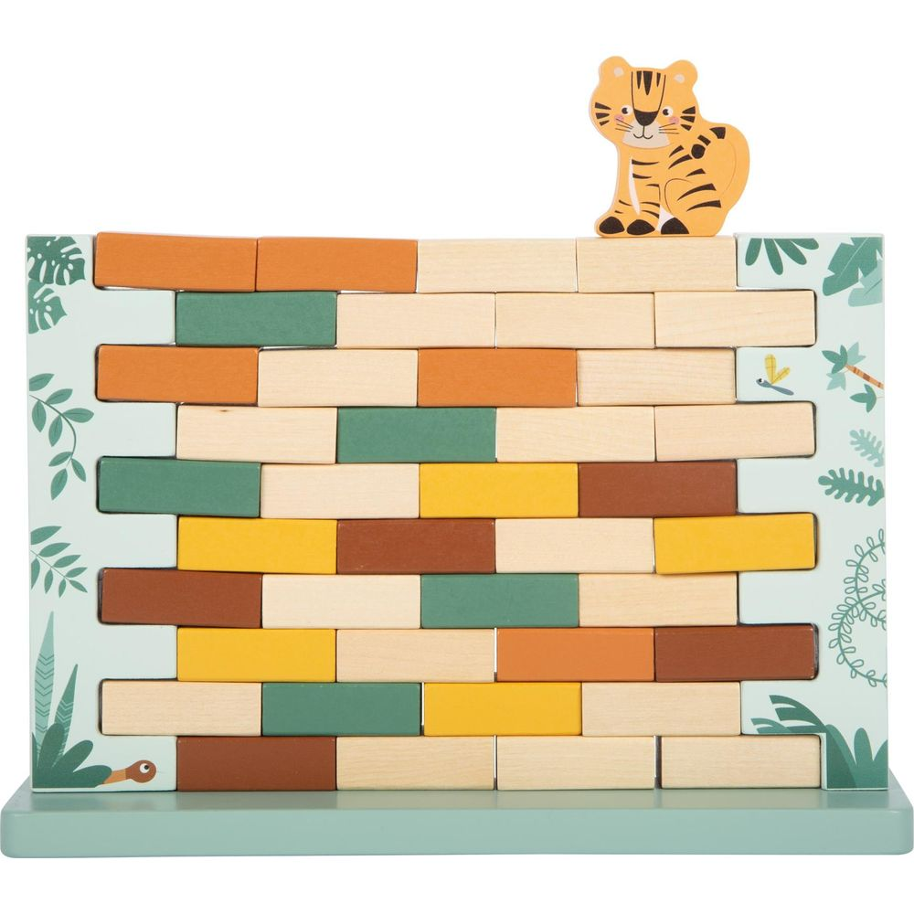 Una torre giocattolo in legno con blocchi colorati e una figura di tigre in cima.