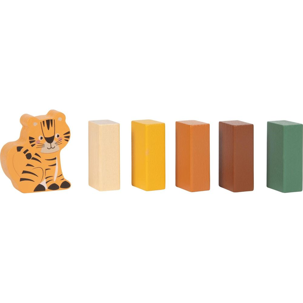 Una tigre di legno siede accanto a cinque blocchi di legno colorati.