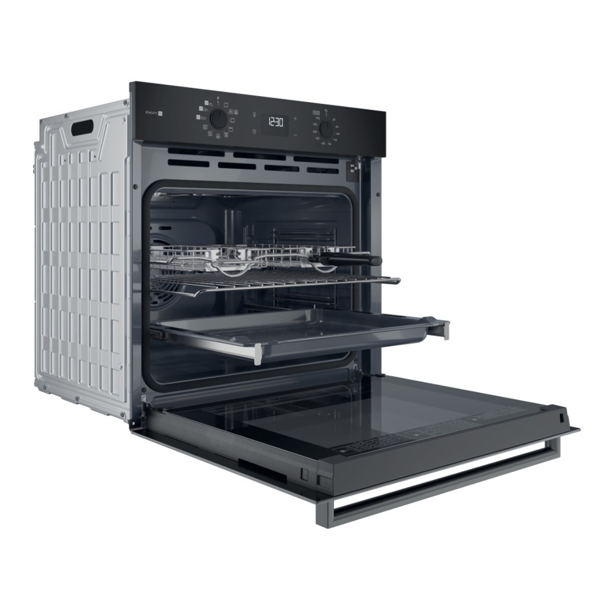 Un forno da incasso moderno con porta aperta, due griglie e display digitale.