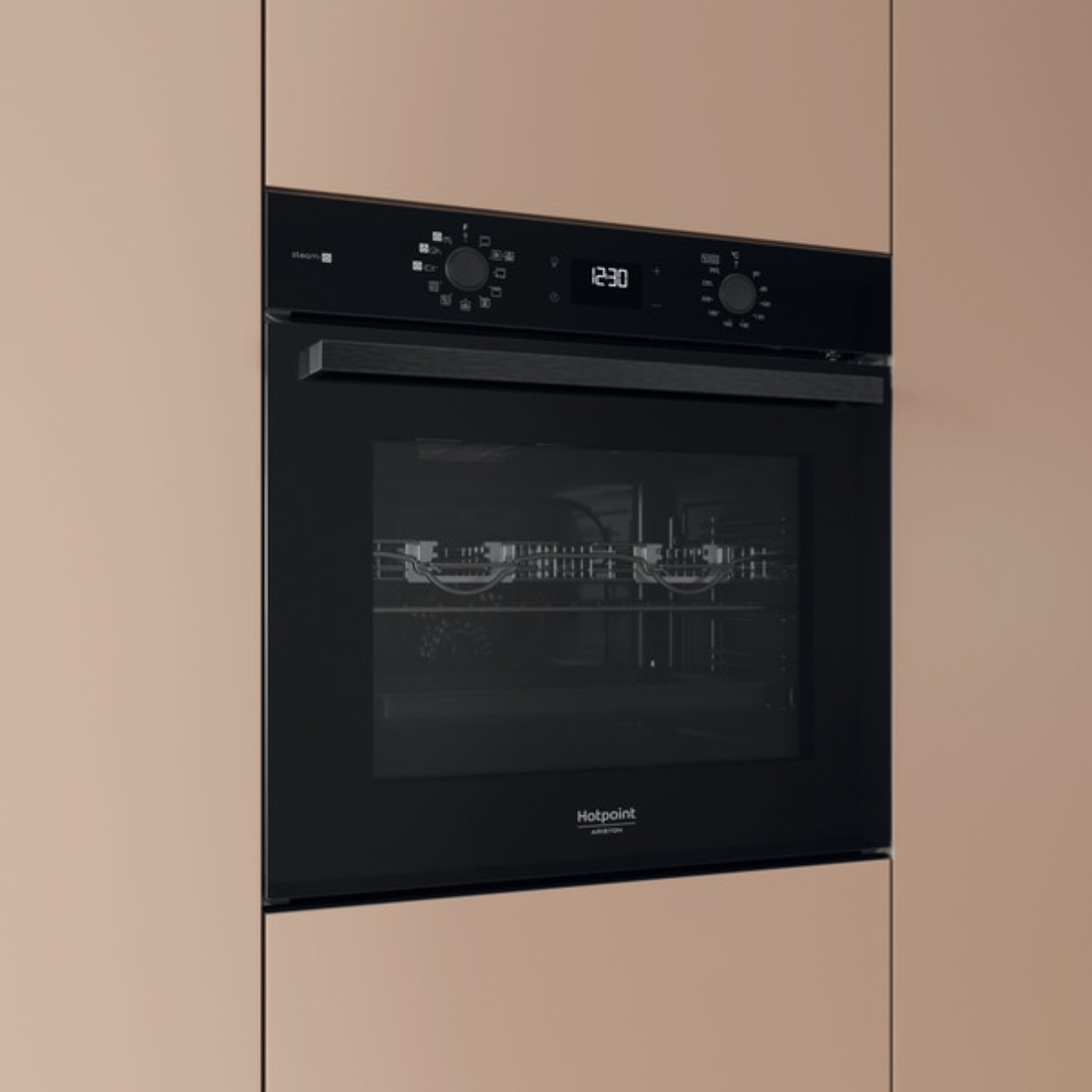 Un moderno forno da incasso nero con orologio digitale e manopole argentate.