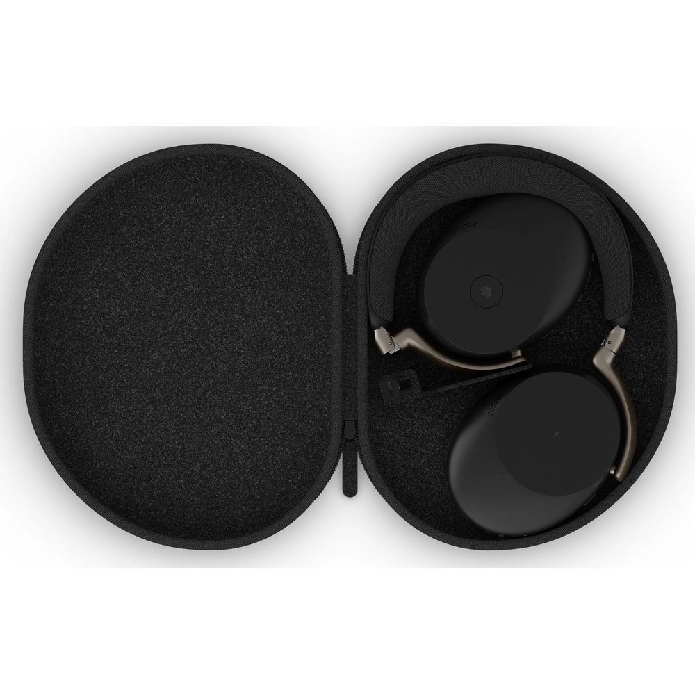 Casque noir avec accents argentés dans un étui noir ouvert.