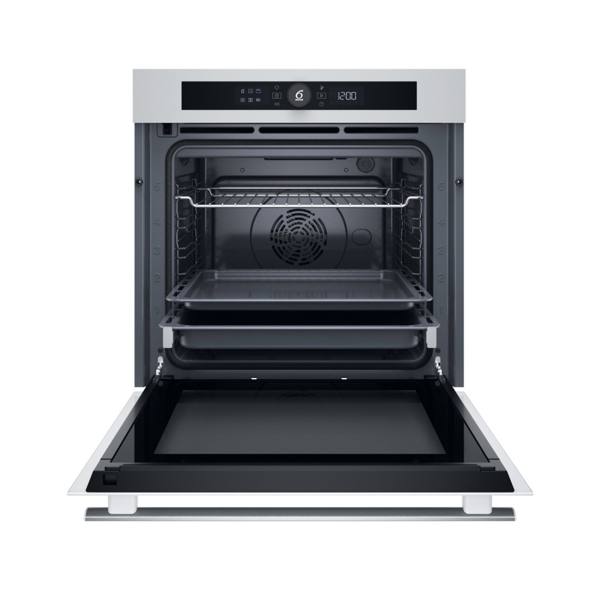 Un forno da incasso bianco con porta aperta e display digitale.
